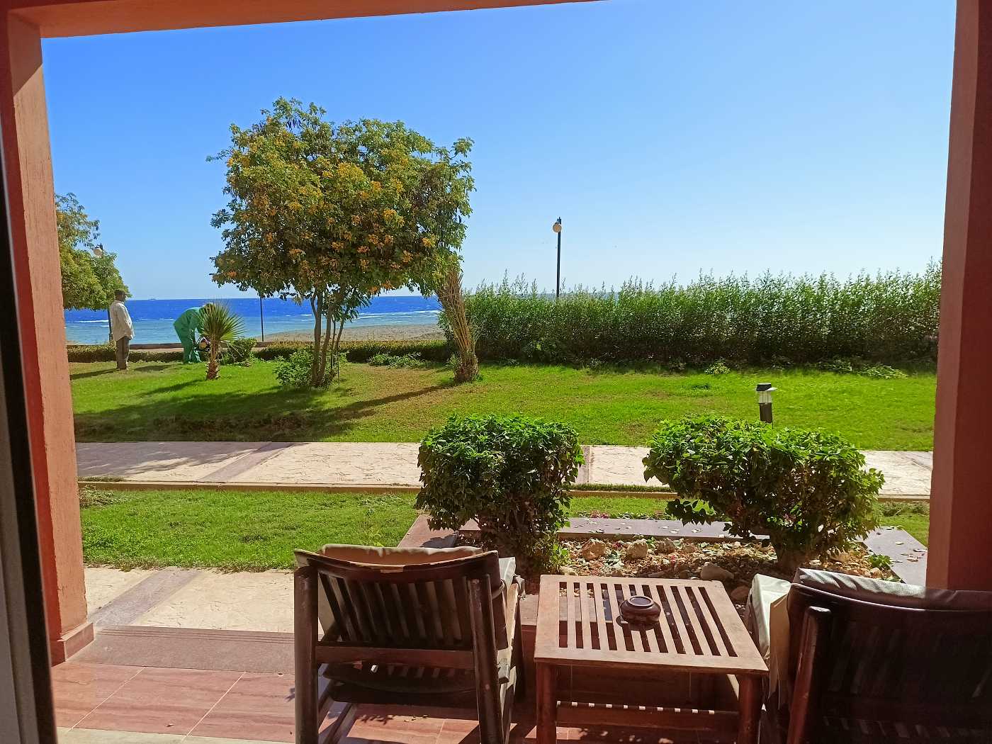 Výhled z pokoje na Rudé moře, hotel Malikia, Abu Dabbab