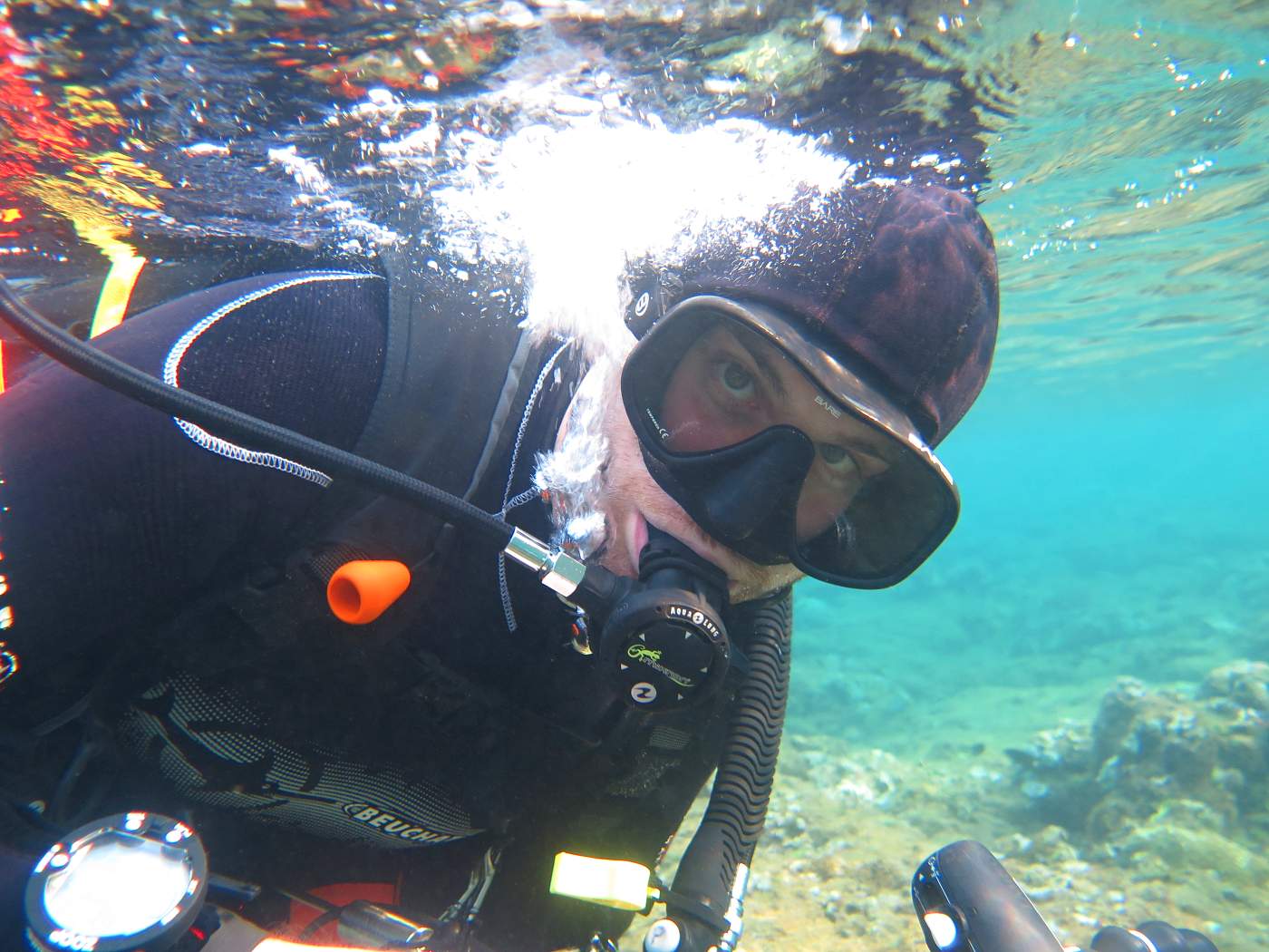 Petr na začátku ponoru těsně pod hladinou