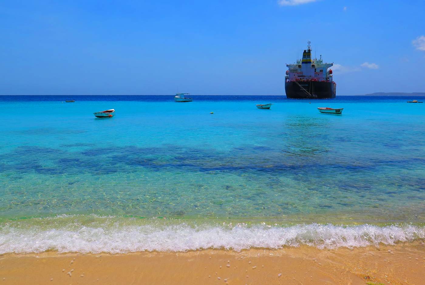 Curacao, ropný tanker a malé loďě v zátoce Boca Sami