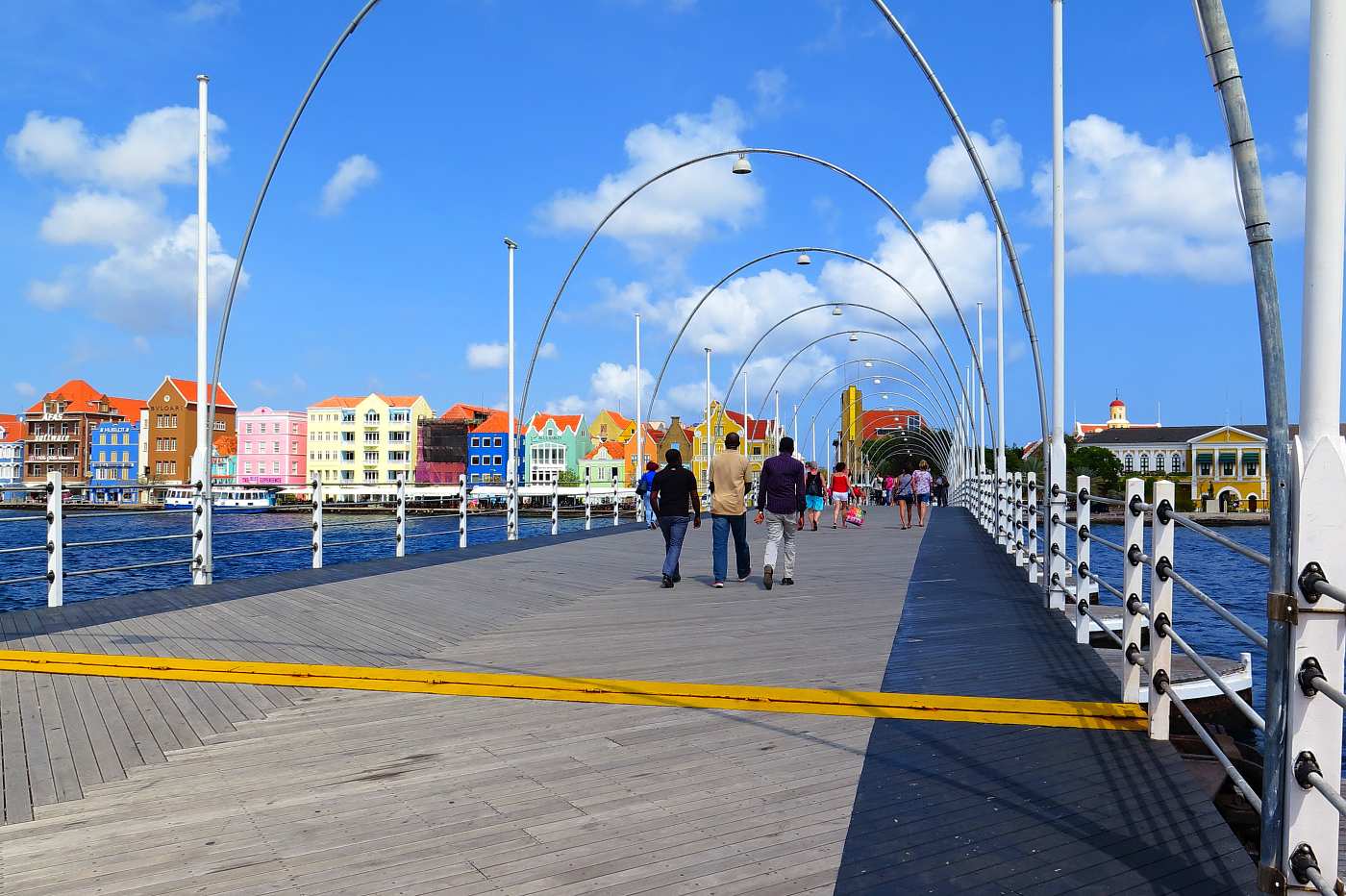 Procházka přes most královny Emmy, Willemstad, Curacao
