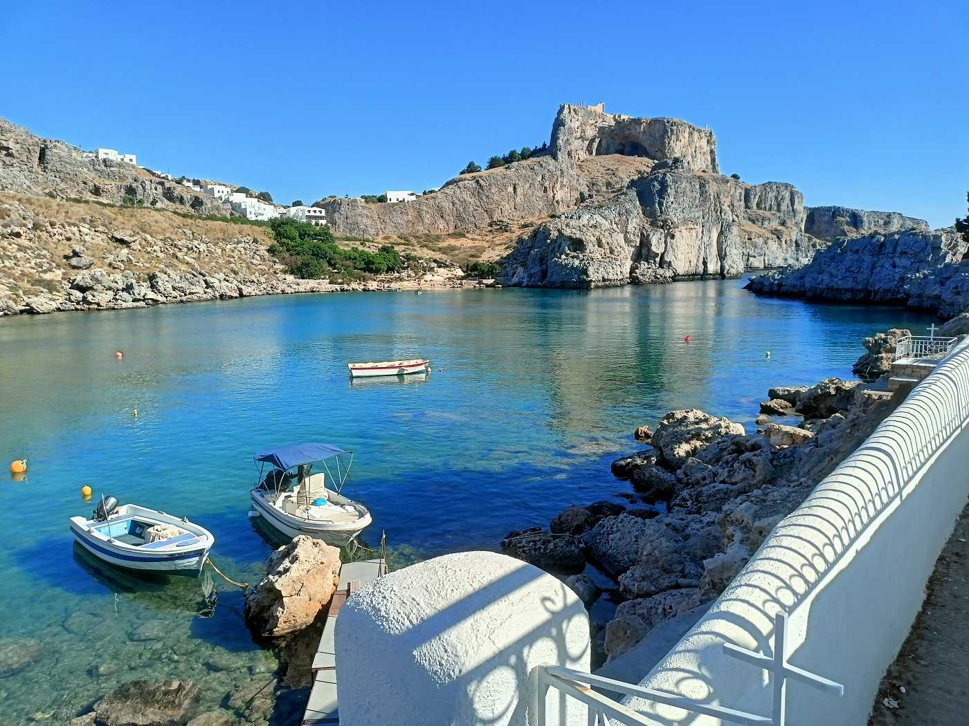 Pohled na nádhernou zátoku sv. Pavla pod akropolí v Lindosu