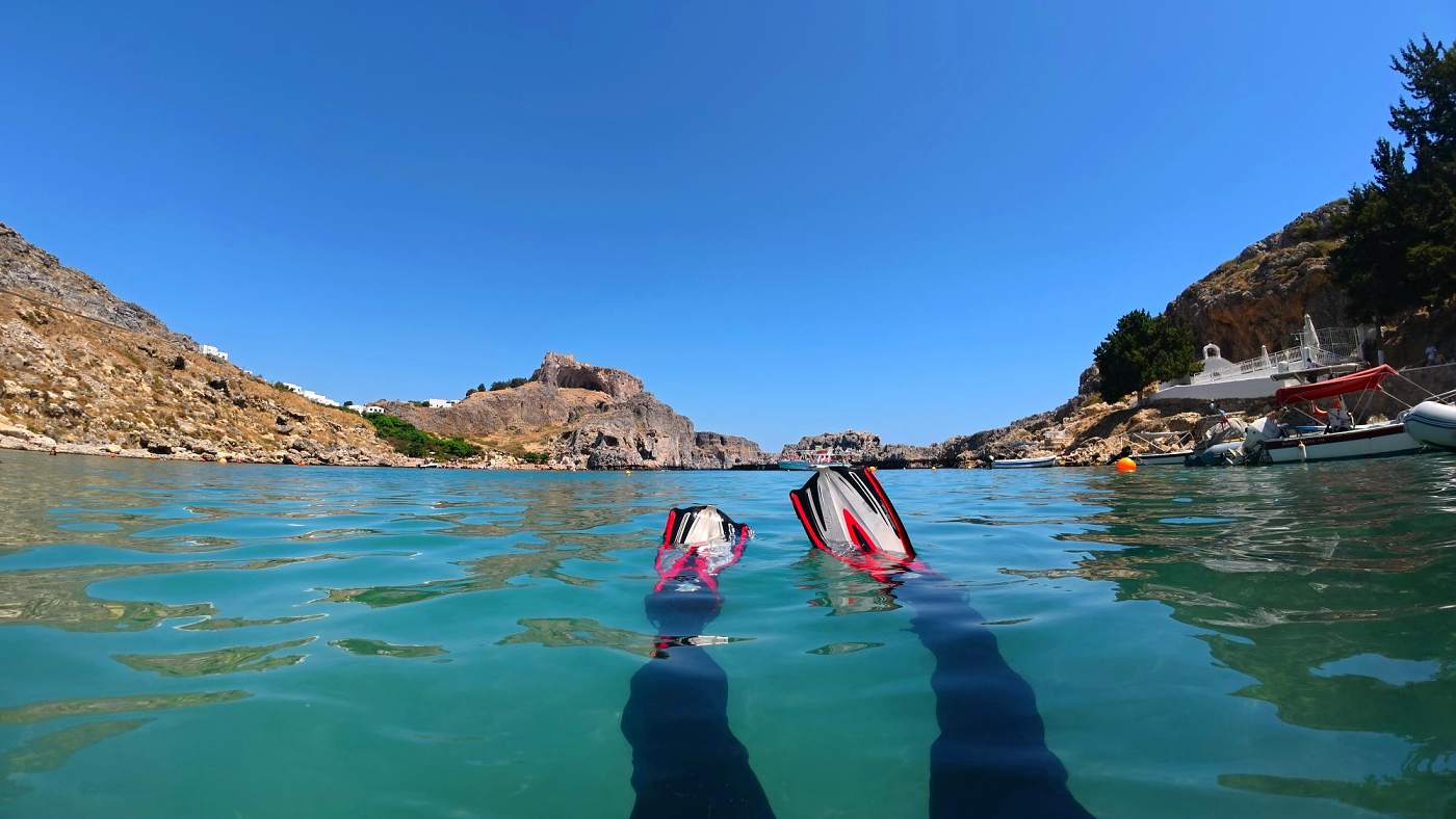 Pohled na akropoli v Lindosu, Petr ve vodě