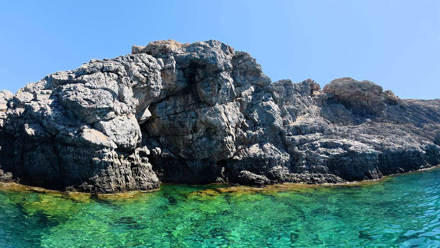 Nádherné pobřeží a hladina při jizdě z lodi