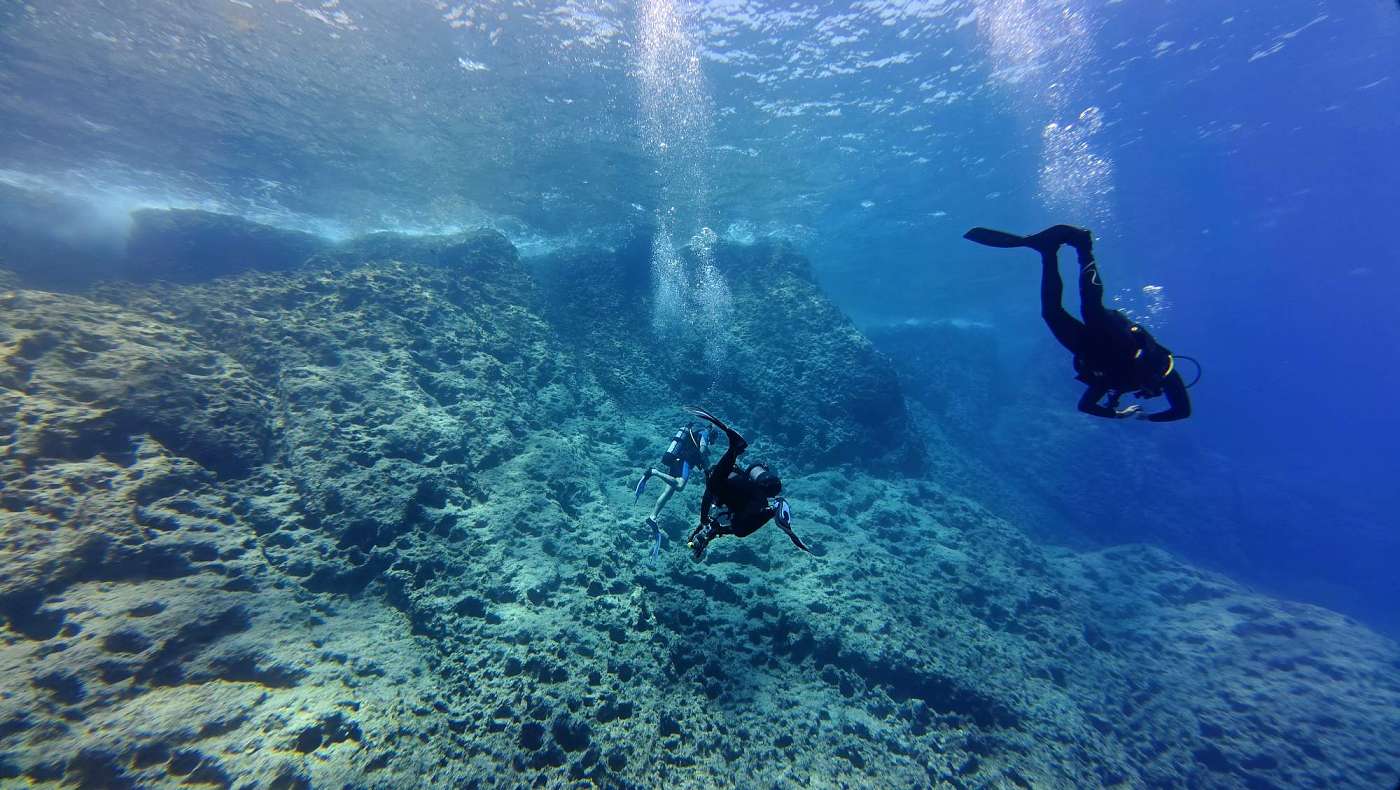 Skvělá viditelnost a potápěči v úžasné podvodní krajině na Rhodosu