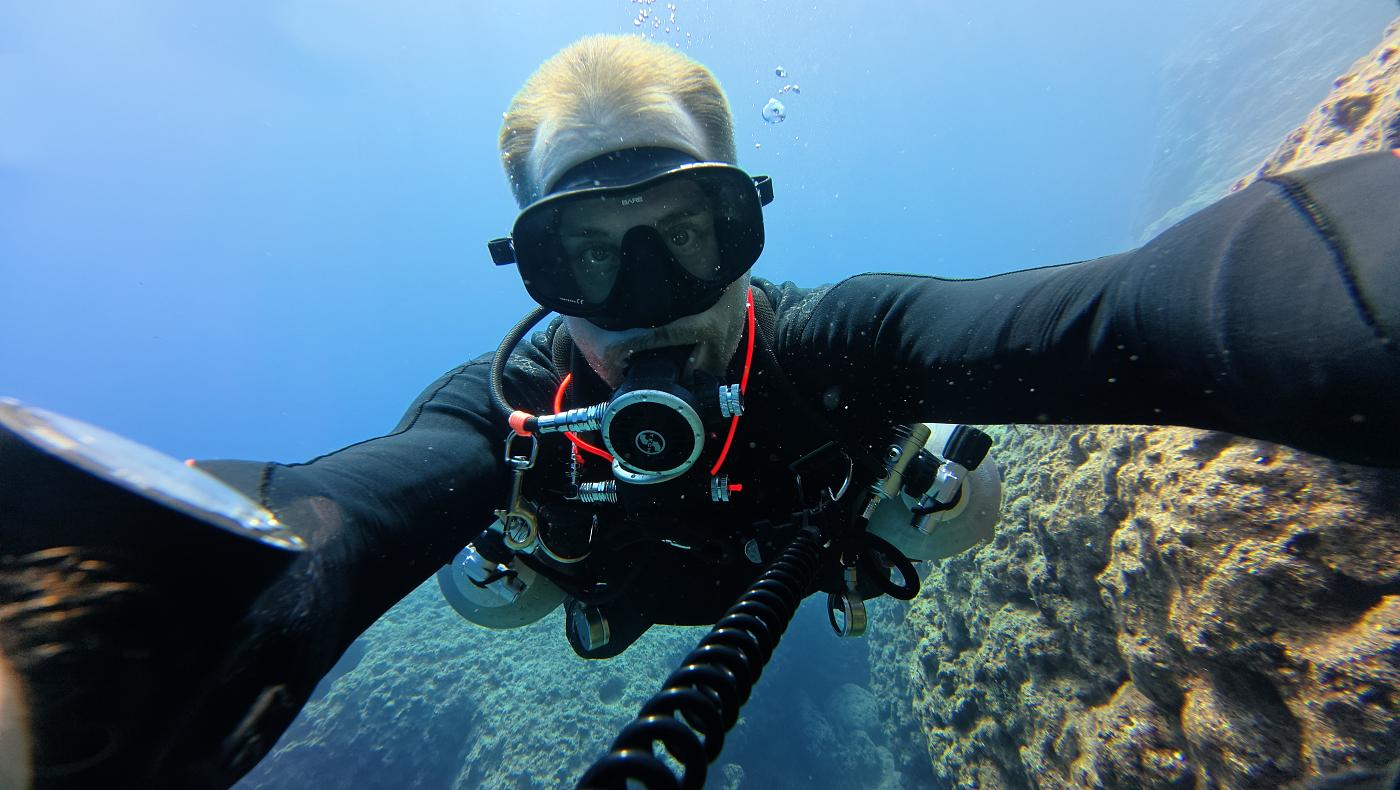 Petrovo selfie se sidemount potápěčskou výstrojí