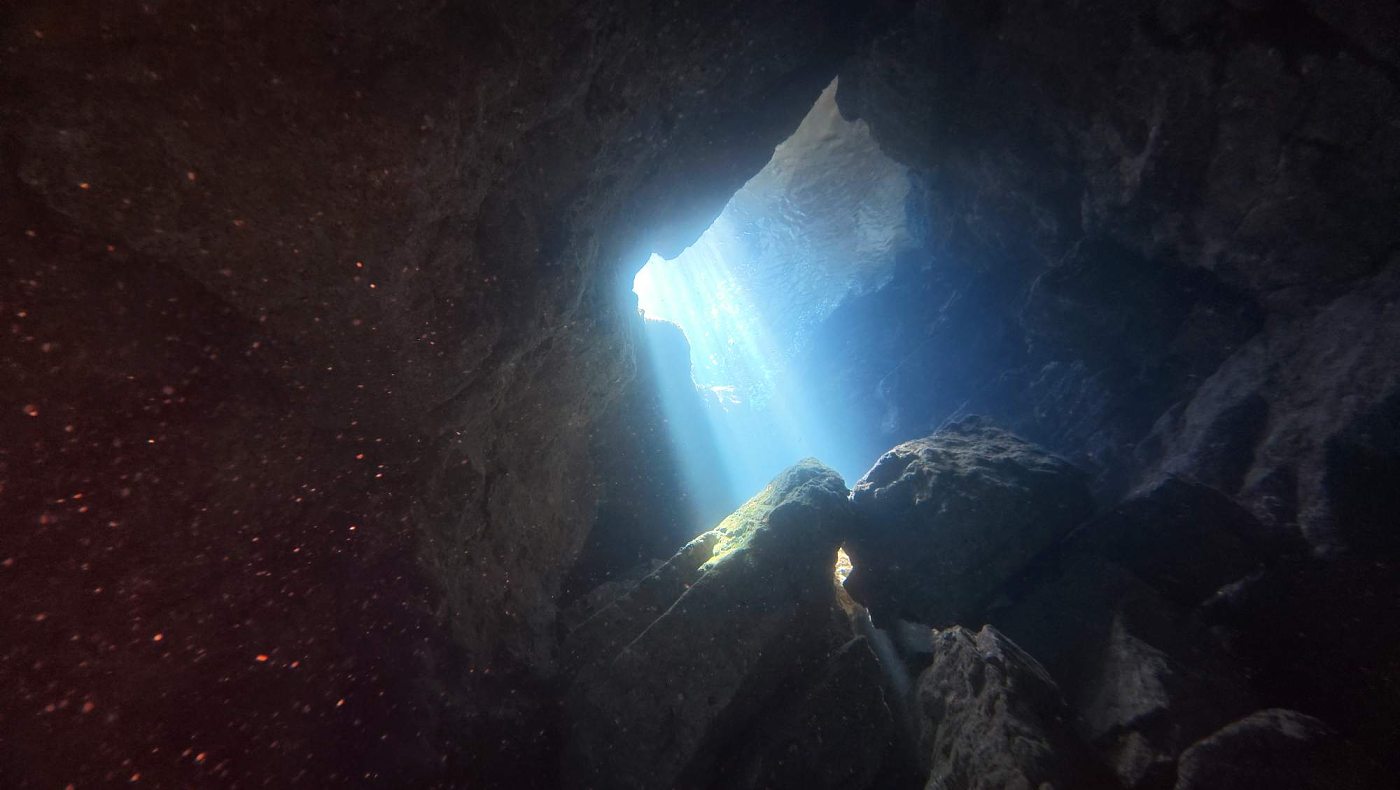 Světlo v jeskyni, pobřeží Lindosu