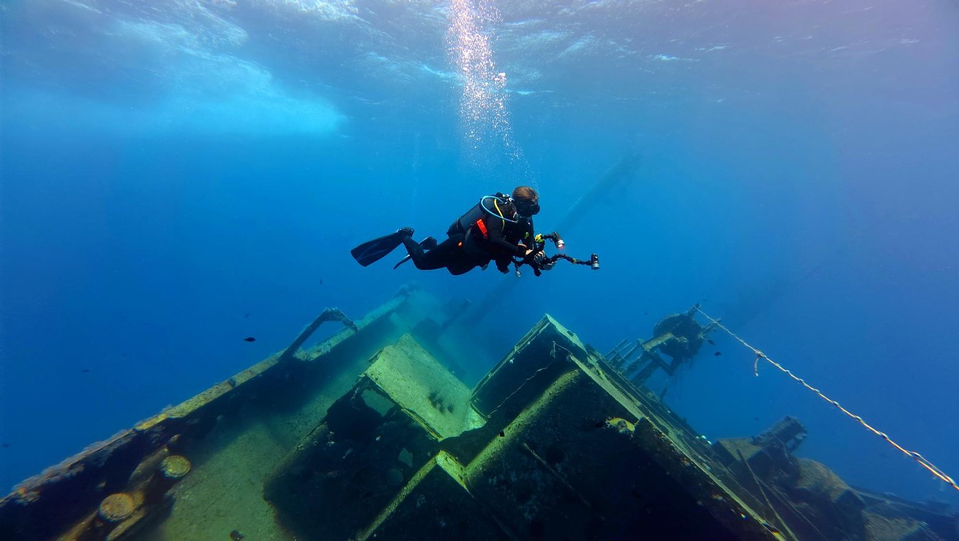 Katka s kamerou pózuje nad vrakem MV Giannoula