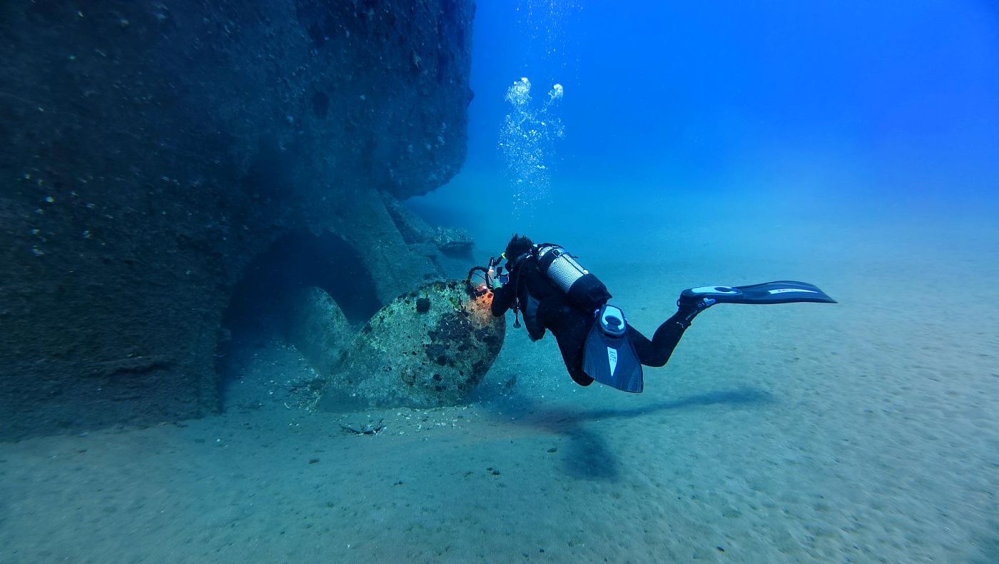 Katka se pokouší fotografovat pomocí akční kamery GoPro Hero 12 flabelínu na lodním šroubu