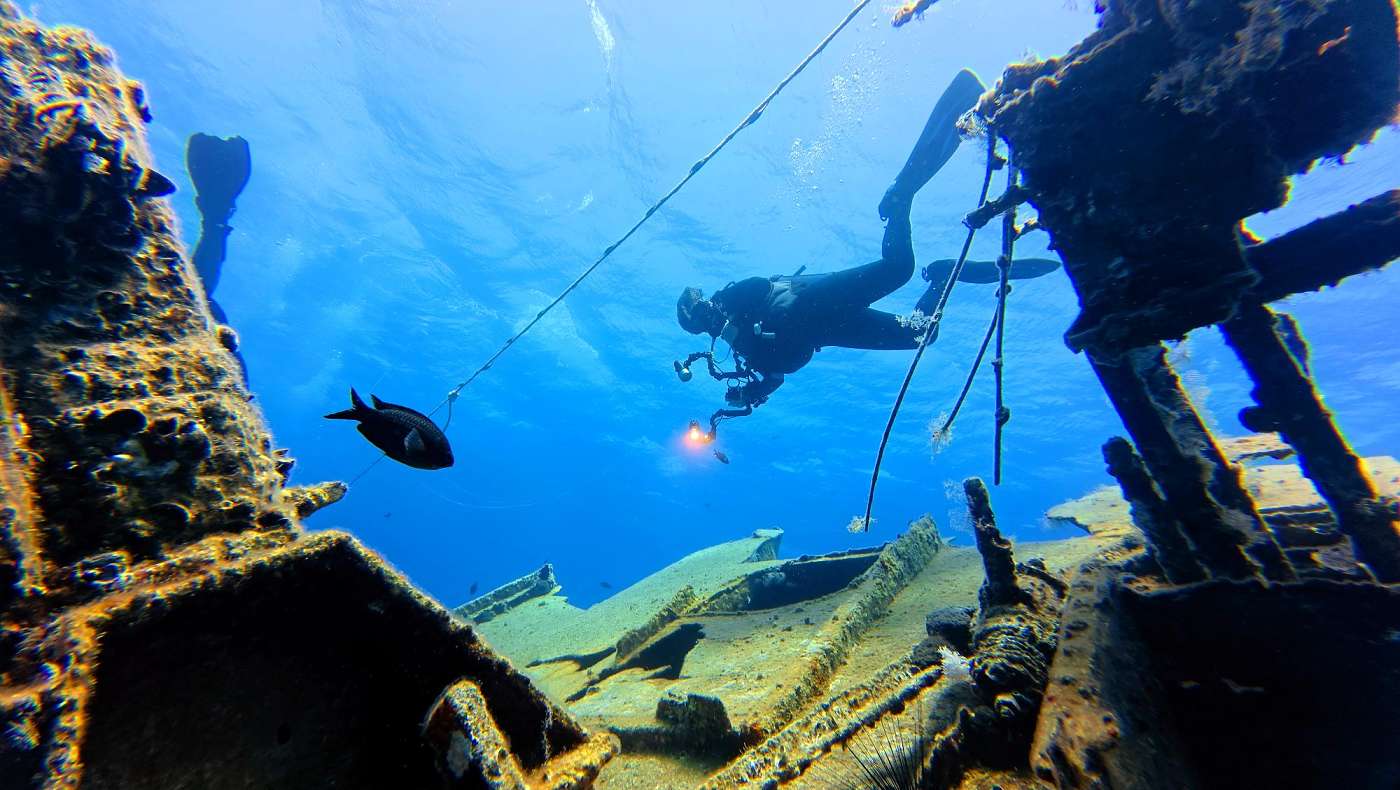 Momentka z ponoru na úžasný vrak MV Giannoula