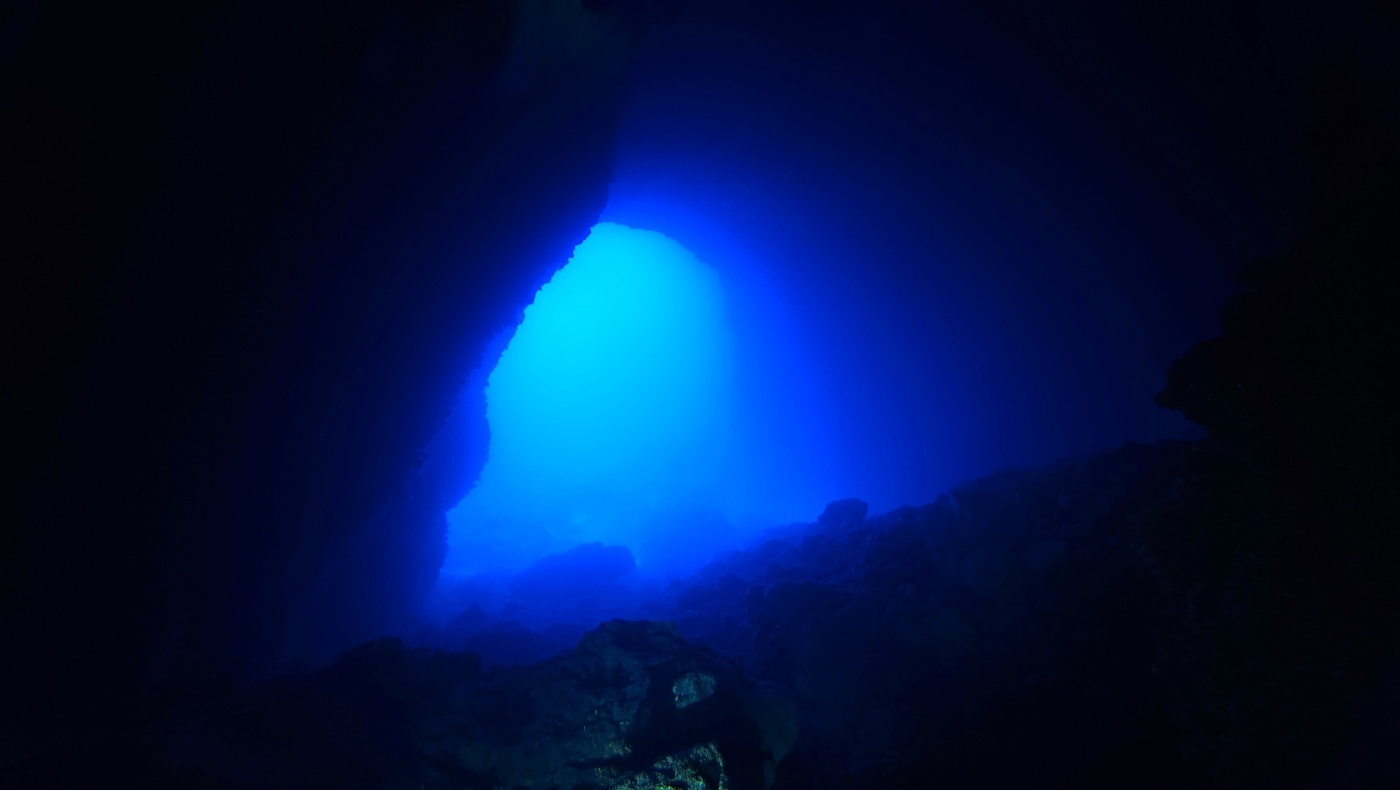 Nádherná modrá, pohled z velké jeskyně v Lindosu do moře