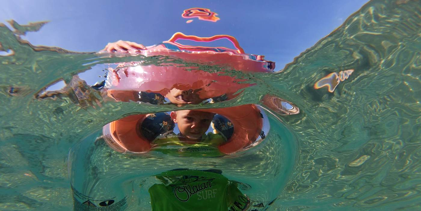 Tomík s pozorovací bójí Olu v mělké vodě