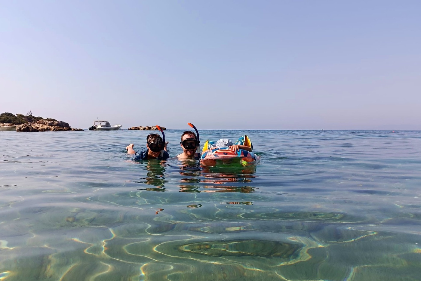 Rodinné šnorchlování v nádherně klidné a teplé vodě řeckého ostrova Rhodos